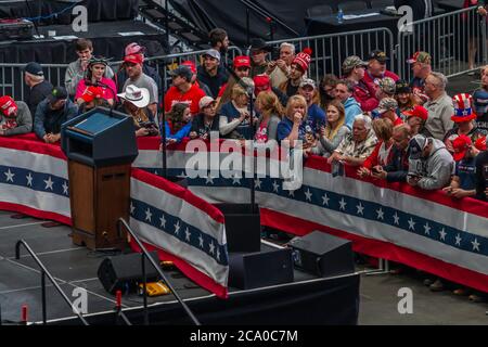 Les partisans du président Trump sont les premiers à se remblayer Dans la première rangée au rallye dans le Bojangle Colisée Banque D'Images