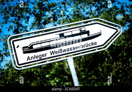 Altenau, Allemagne. 30 juillet 2020. Un panneau indique une étape d'atterrissage pour le navire à passagers MS 'Aquamarin' près du pont Weißwasserbrücke au barrage d'Oker. Credit: Hauke-Christian Dittrich/dpa/Alay Live News Banque D'Images