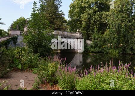 Pont en pierre classique conçu par James Wyatt en 1774 dans la maison et les jardins de Chiswick. Banque D'Images