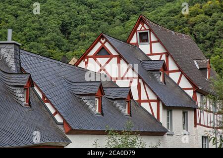 Toits de trois vieilles maisons à colombages avec une forêt en arrière-plan Banque D'Images