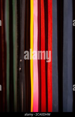 Un assortiment de ceintures en cuir multicolores dans un marché de Camden, dans le nord de Londres, en Angleterre, au Royaume-Uni Banque D'Images