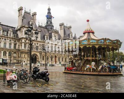 Un carrousel en face de l'Hôtel de ville, l'hôtel de ville de Paris, photographié tôt le matin lors d'un jour de pluie à Paris, France Banque D'Images