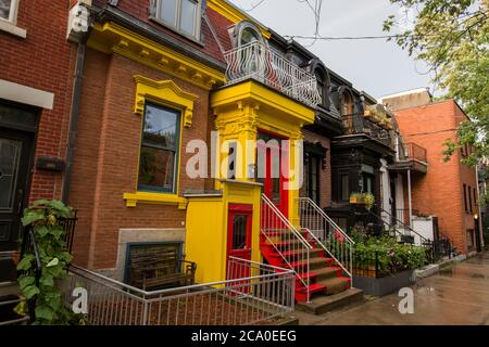 Partie de maisons victoriennes vues du côté ouest avec La couleur du toit à Montréal Banque D'Images