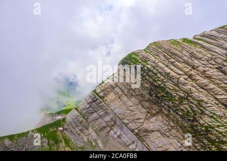 Chaîne de montagnes, sommet rocheux du col de montagne, vue aérienne de drone Banque D'Images