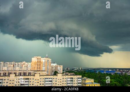 Des orages orageux avec de fortes pluies sur des bâtiments résidentiels de plusieurs étages dans la ville Banque D'Images