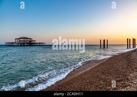 West Pier à Brighton au coucher du soleil par une chaude journée d'été Banque D'Images