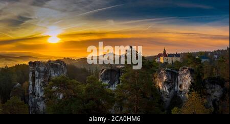 Château Trosky et château Hruba Skala de Marianska vyhlidka. Banque D'Images