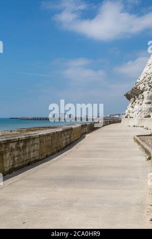 En regardant en arrière le long du chemin souterrain de Brighton en direction de la marina Banque D'Images