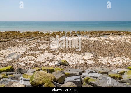 Une plage de galets et de rochers à Sussex, un jour ensoleillé d'été Banque D'Images