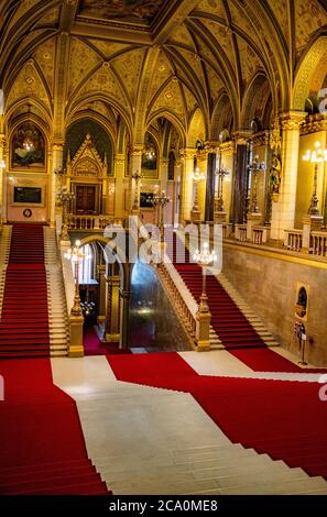 Escalier principal du Parlement de Budapest Banque D'Images