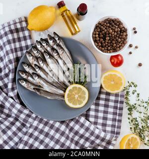 Cuisson du poisson aux anchois crus et ingrédients. Banque D'Images