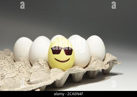 Cool smiley visage emoji avec des lunettes de soleil foncées sur coquillage Banque D'Images