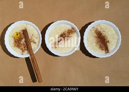 zenithal plan de trois desserts au riz au lait sur un brun arrière-plan Banque D'Images