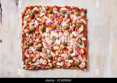 Délicieux Tarte Flamabee traditionnel de la région alsacienne de France avec une fine croûte de pâte, le thon Banque D'Images