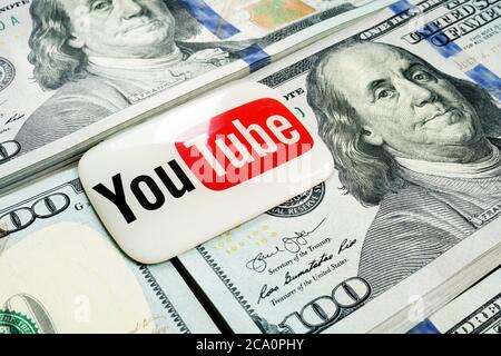 Kiev, Ukraine - 30 juillet 2020 : le logo YouTube se trouve sur les papas de l'argent. Gains par blogging vidéo. Banque D'Images