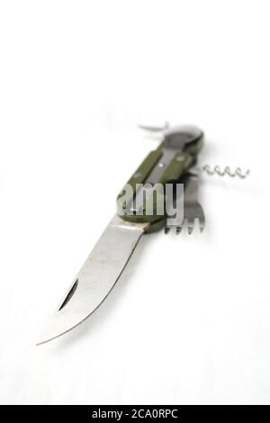 le multitool de l'armée allemande avec fourchette à couteau et tire-bouchon et cuillère de couleur verte isolée sur fond blanc Banque D'Images