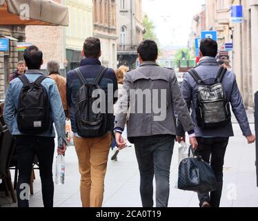 Groupe d'hommes marchant dans une rue à Zagreb, Croatie Banque D'Images
