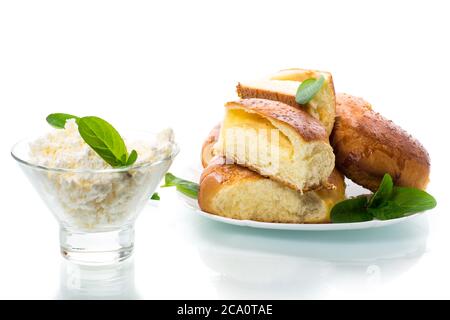 gâteaux maison sucrés avec fromage cottage isolé sur fond blanc Banque D'Images