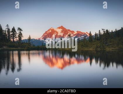 Admirez le lac au coucher du soleil avec un reflet de mt. Shuksan, Washington