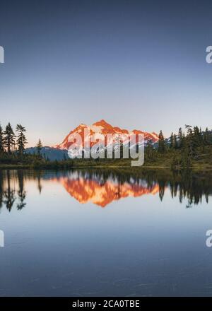 Admirez le lac au coucher du soleil avec un reflet de mt. Shuksan, Washington
