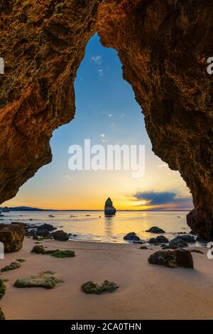 Plage de Camilo au lever du soleil, Algarve, Portugal Banque D'Images