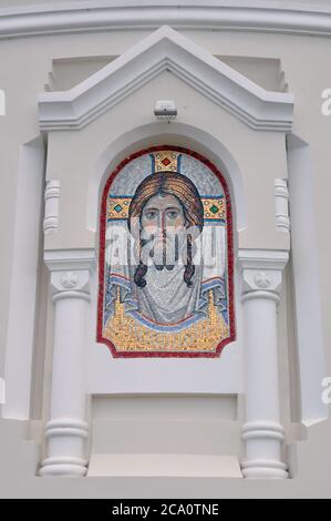 L'icône du Christ Sauveur, mise en mosaïque sur la façade de l'église de la forteresse de Brest. Banque D'Images