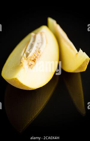 Studio de photo de melon mûr à encoches galia avec une tranche isolée sur fond noir Banque D'Images