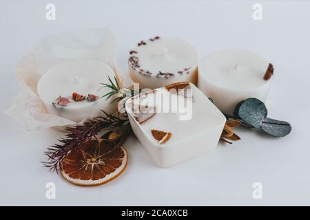 Bougies parfumées à la cire de soja faites à la main. Aromathérapie, décoration, bougies parfumées aux fruits et aux fleurs séchées. Emballage écologique, boîte en carton. Banque D'Images