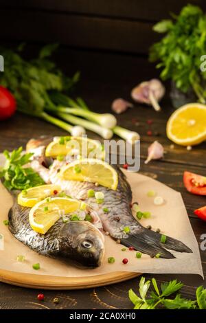 carassius frais à bord, carpe crocicienne de poisson de rivière aux épices prêtes pour la friture ou la rôtissage au four Banque D'Images