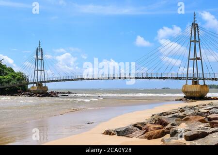 Pont à l'île avec un temple bouddhiste, de Matara, au Sri Lanka Banque D'Images