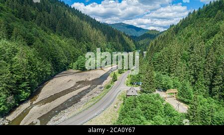 Pont automobile au-dessus de la rivière sur le fond de la forêt dans les montagnes. Banque D'Images