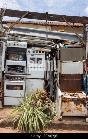 Matériel abandonné et rouillé domestique dans la rue de Sao Paulo, Brésil Banque D'Images