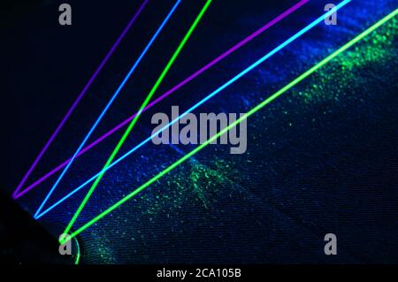 Ligne de faisceaux laser parallèles frappant un miroir et se rereflétant hors de l'image. Lumière, faisceau visible, collimaté, concentré, coloré Banque D'Images