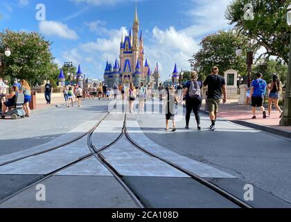 Orlando,FL/USA-7/25/20: Personnes marchant jusqu'au château de Cendrillon dans le Royaume magique à Walt Disney World Resorts à Orlando, FL. Banque D'Images