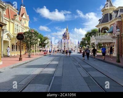 Orlando,FL/USA-7/25/20: Personnes marchant jusqu'au château de Cendrillon dans le Royaume magique à Walt Disney World Resorts à Orlando, FL. Banque D'Images