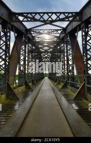 Vue symétrique du pont de Garmouth également connu sous le nom de Spey Viaduct dans le nord de l'Écosse, au Royaume-Uni Banque D'Images