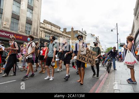 Des manifestants défilent pendant la marche des réparations du jour de l'émancipation afrikan, Brixton, Londres, 1er août 2020 Banque D'Images