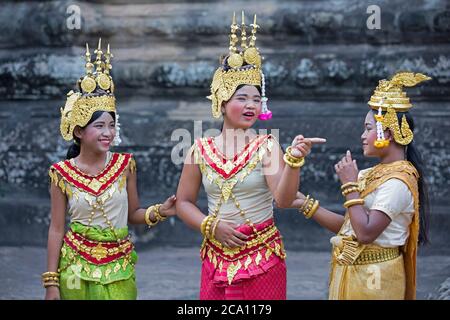 Jeunes danseurs cambodgiens vêtus comme Apsaras dans le complexe temple du XIIe siècle Angkor Wat, dédié au dieu Vishnu, Siem Reap, Cambodge, Asie Banque D'Images