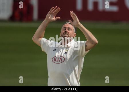 Londres, Royaume-Uni. 3 août 2020. Rikki Clarke se rapproche du bowling de Surrey contre Middlesex le troisième jour du jeu Bob Willis Trophy à l'Oval. David Rowe/Alay Live News Banque D'Images
