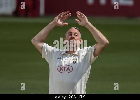 Londres, Royaume-Uni. 3 août 2020. Rikki Clarke se rapproche du bowling de Surrey contre Middlesex le troisième jour du jeu Bob Willis Trophy à l'Oval. David Rowe/Alay Live News Banque D'Images