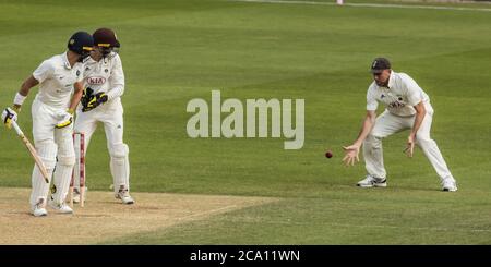Londres, Royaume-Uni. 3 août 2020. Rikki Clarke prend une prise intelligente pour rejeter Max Holden comme Surrey prendre Middlesex le troisième jour du jeu Bob Willis Trophy à l'Oval. David Rowe/Alay Live News Banque D'Images