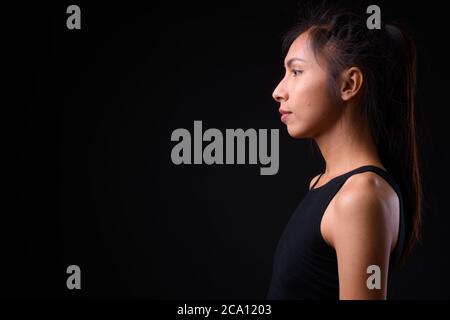 Jeune femme transgenre asiatique sur fond noir Banque D'Images