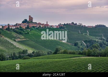 Petit village dans les collines de Langhe, Piémont, célèbre pour ses vignobles et sa production de vin, Italie Banque D'Images