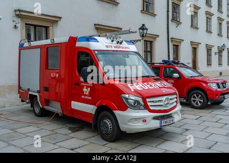 Vienne, Autriche - 03 août 2020 : camions de pompiers au palais Hofburg, dans le centre-ville de Vienne. Équipe d'intervention d'urgence. Banque D'Images