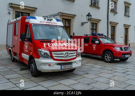 Vienne, Autriche - 03 août 2020 : camions de pompiers au palais Hofburg, dans le centre-ville de Vienne. Équipe d'intervention d'urgence. Banque D'Images