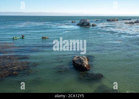 Kayak le long de la côte rocheuse, Pismo Beach, côte californienne Banque D'Images