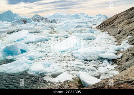 Réchauffement de la planète - Groenland paysage Iceberg d'Ilulissat icefjord avec icebergs géants. Icebergs provenant de la fonte des glaciers. Nature arctique fortement touchée Banque D'Images