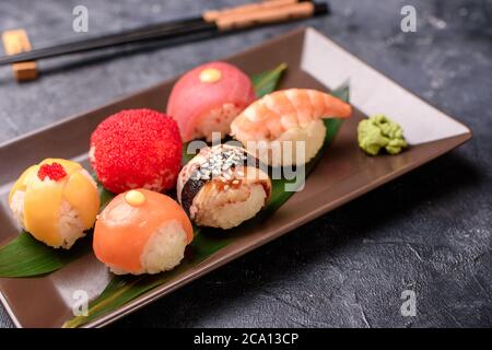 Petits pains à sushis à base de riz, anguille fumée, fromage à la crème et poisson volant RoeSet de petits pains chauds avec avacado, saumon, fromage à la crème, algues, sauce soja, gingembre Banque D'Images