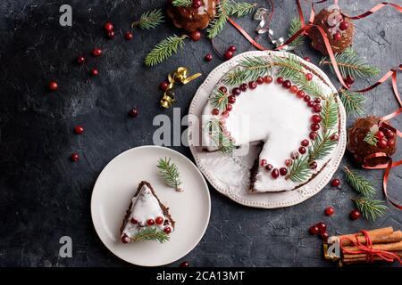 Gâteau au chocolat du nouvel an, avec glaçage blanc, décoré de fermes et de canneberges. Cupcakes avec glaçage au chocolat. Nourriture et contenu pour les fêtes. Joyeux chris Banque D'Images