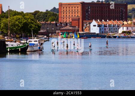 Groupe de paddle-boarders sur la rivière avon dans le port de Bristol, Bristol, Angleterre. Juillet 2020 Banque D'Images